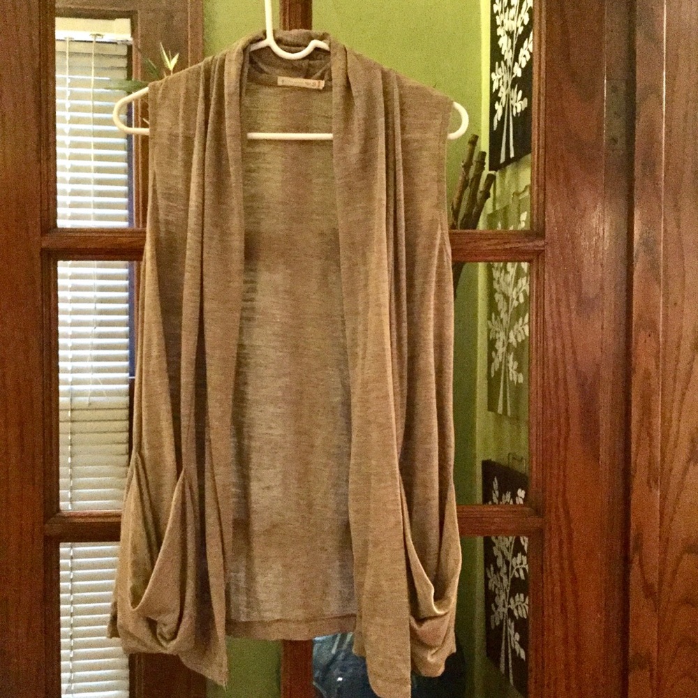 Tan sleeveless jersey cardigan with POCKETS